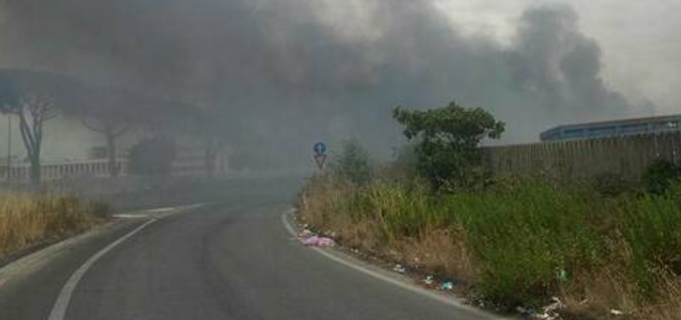 Campo Rom Di Castel Romano Ancora Fiamme Il Fumo Invade La Pontina