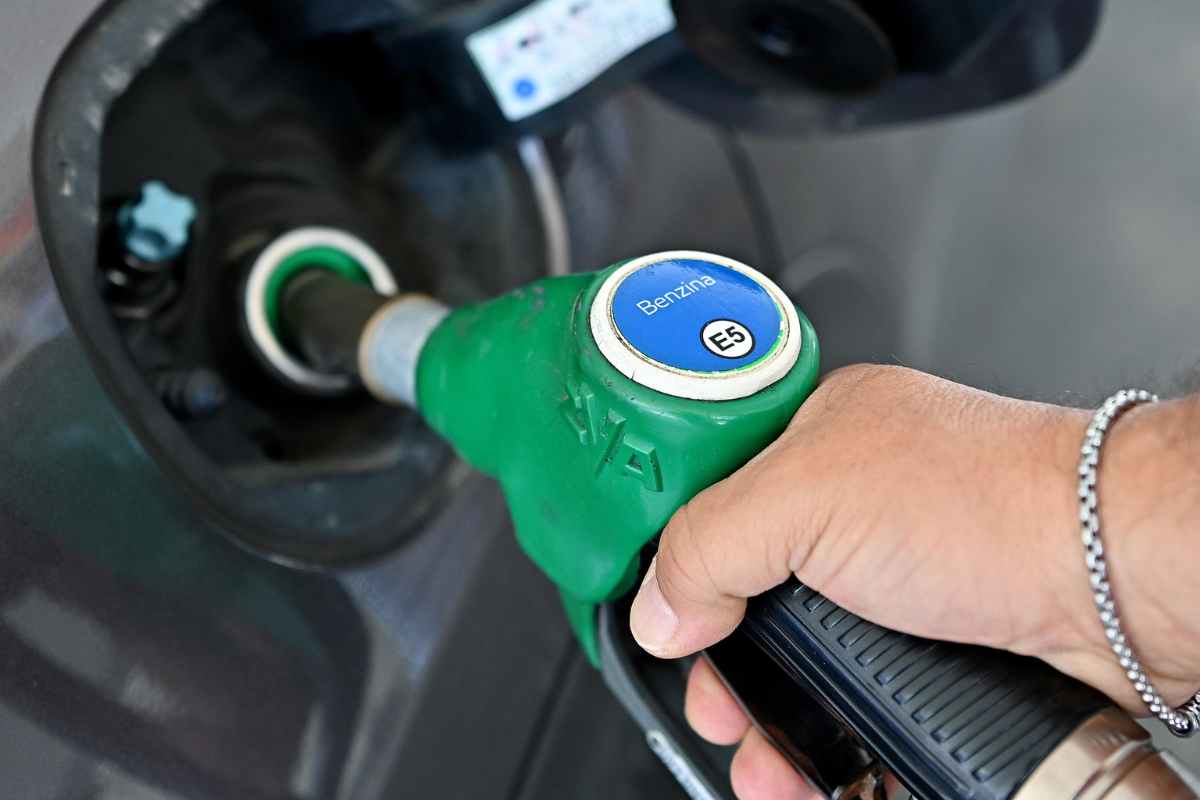 Caro-benzina, i prezzi salgono ancora: 2,019 euro in autostrada