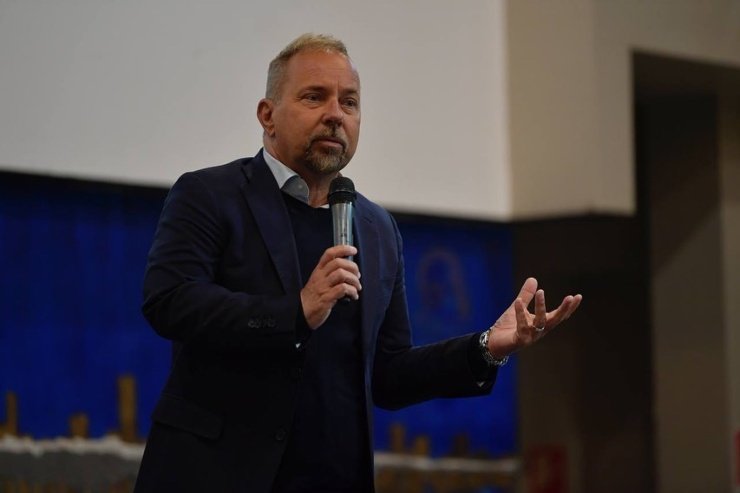 Maurizio Zamboni durante una conferenza a Milano sulla comunicazione