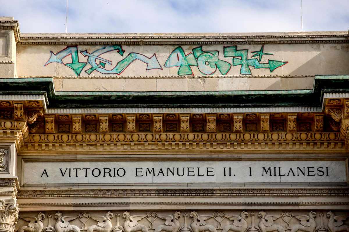 Milano, vandali all'attacco con bombolette spray contro la galleria Vittorio Emanuele II
