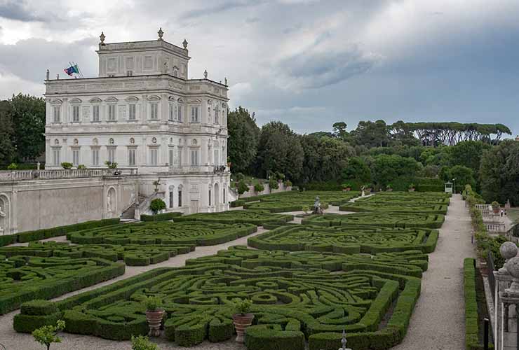 Vista romantica sul giardino di Villa Doria Pamphilj a Roma