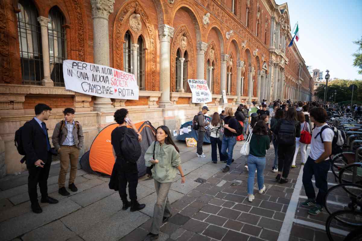 Roma, studenti de La Sapienza in tenda contro il caro-affitti