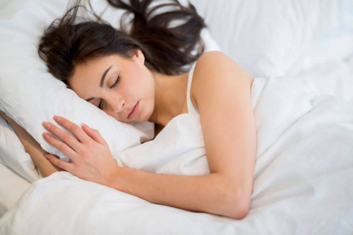 Dormire nel weekend, ecco perché non fa bene: gli effetti negativi sul corpo