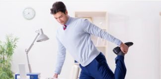 Gli esercizi da svolgere in ufficio per combattere il mal di schiena