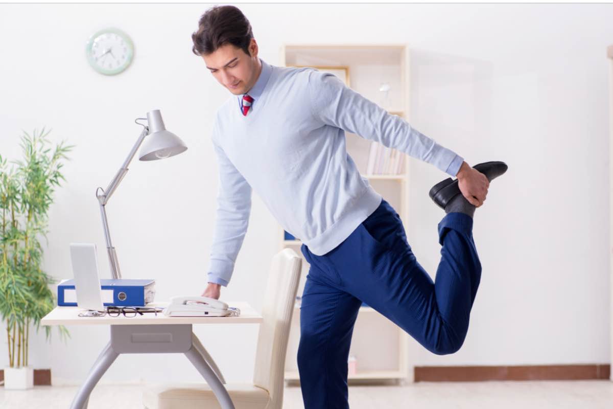 Gli esercizi da svolgere in ufficio per combattere il mal di schiena