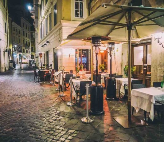 i trentenni preferiscono rimanere a casa che uscire il sabato sera