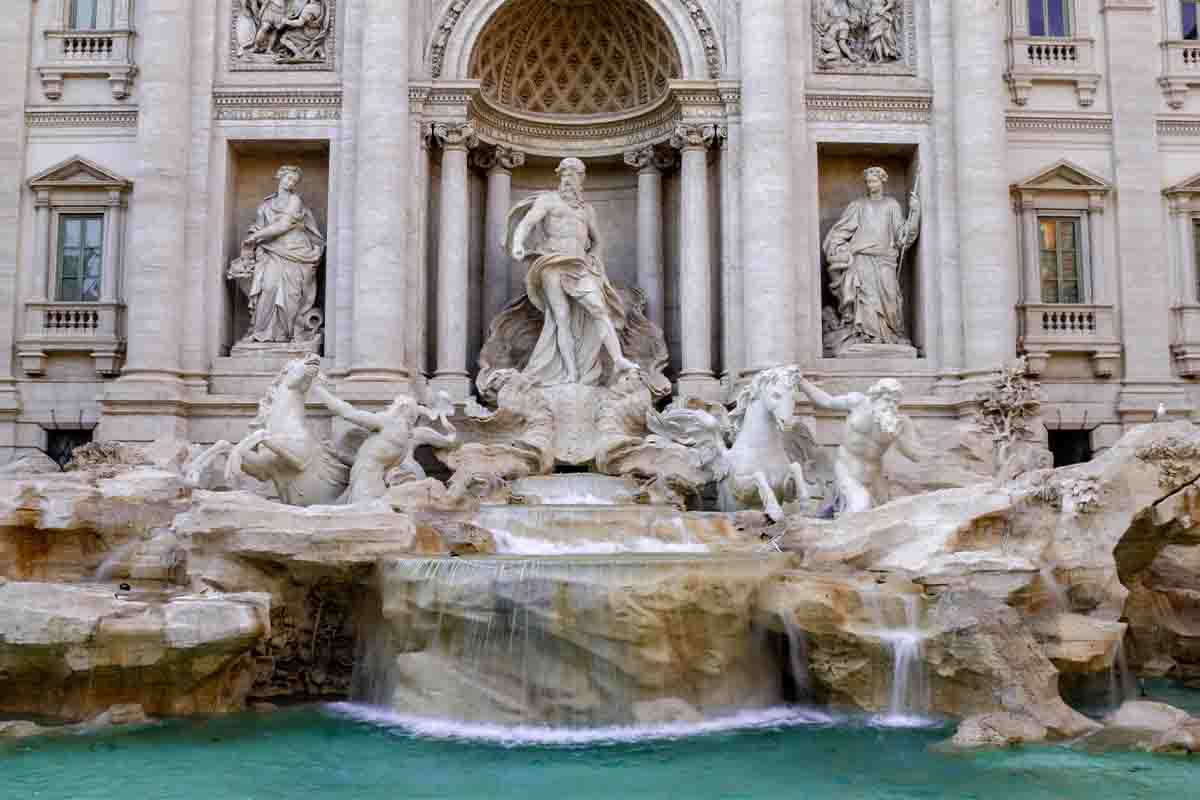 Che succede alle monetine che vengono raccolte nella Fontana di Trevi 