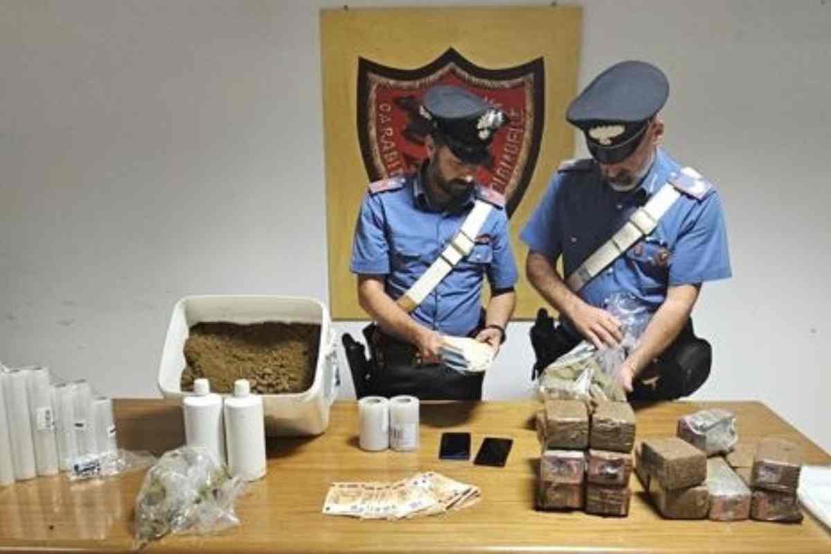 Roma, sorpresi mentre confezionavano droga nel box: arrestati
