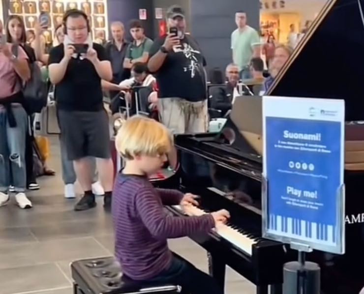 Questo bambino prodigio ha incantato l'intero aeroporto di Fiumicino col pianoforte