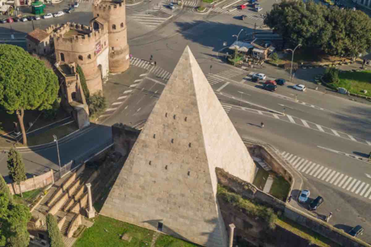 Riapre la Piramide Cestia di Roma, ora è possibile prenotare una visita