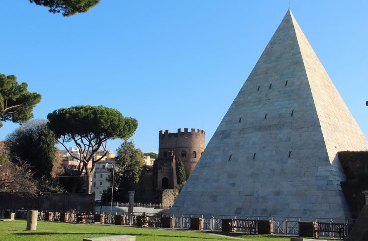 Ora puoi visitare la Piramide Cestia di Roma, l'ingresso è gratuito