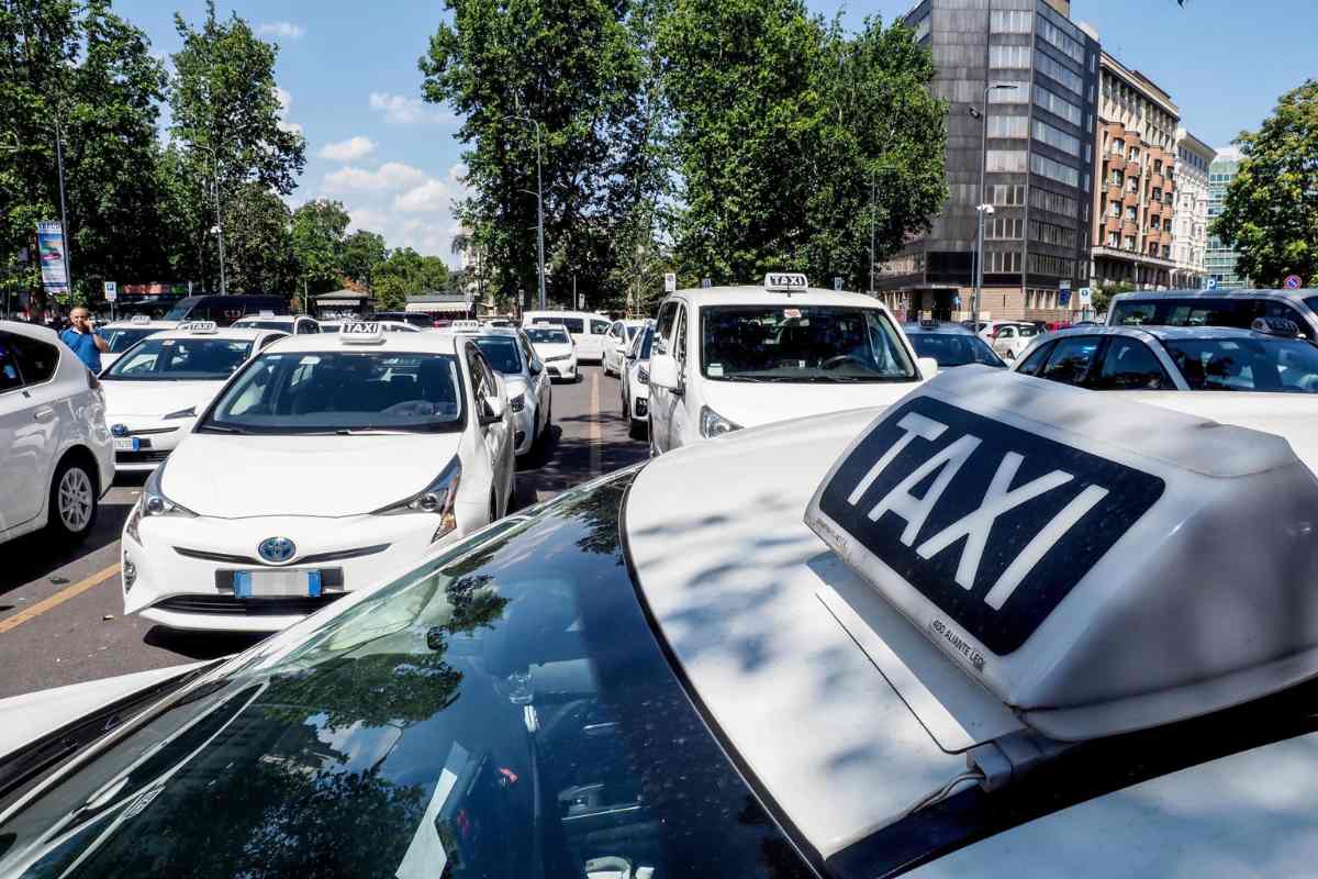 Servizio taxi inefficiente: l'Antitrust richiama i Comuni di Roma, Milano e Napoli