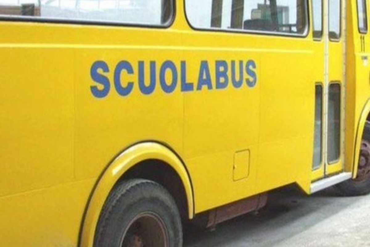 Pulmino Scuolabus Finisce Fuori Strada E Si Ribalta: Poteva Essere Una ...