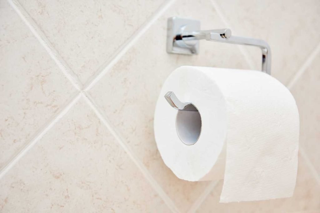 Rotolo di carta igienica, va messo verso l'alto verso il basso? Ecco