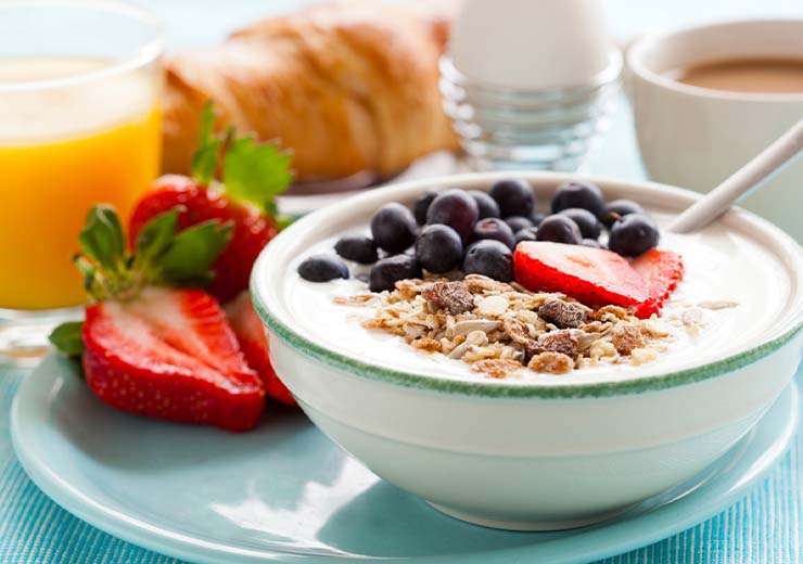 Yogurt e cereali sono un esempio di colazione completa