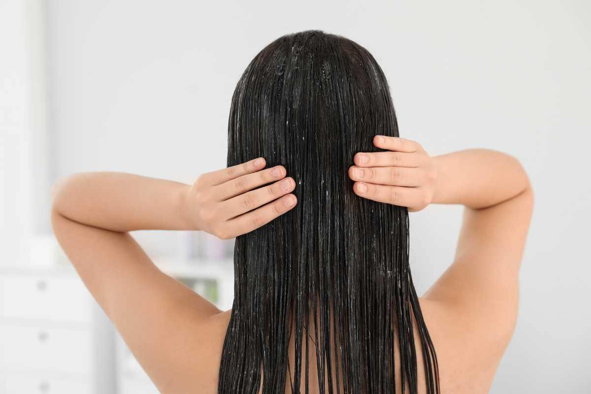 Lavare i capelli solo con acqua: perché farlo