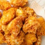 bocconcini croccanti su un vassoio con forchettina in legno vicino