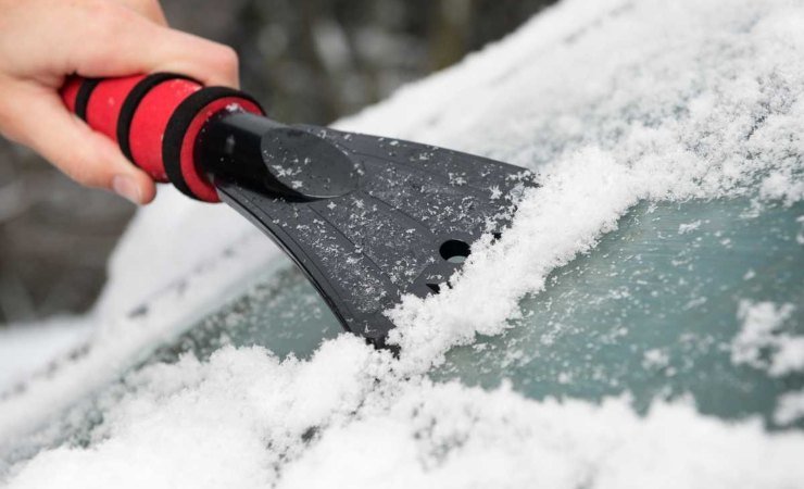 Il trucco per rimuovere il ghiaccio dall'auto