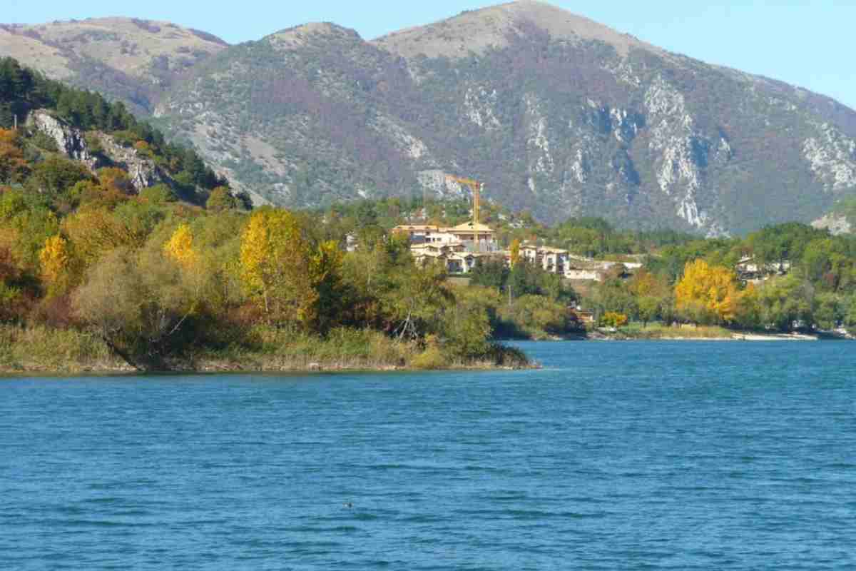 Il lago a forma di cuore in Abruzzo