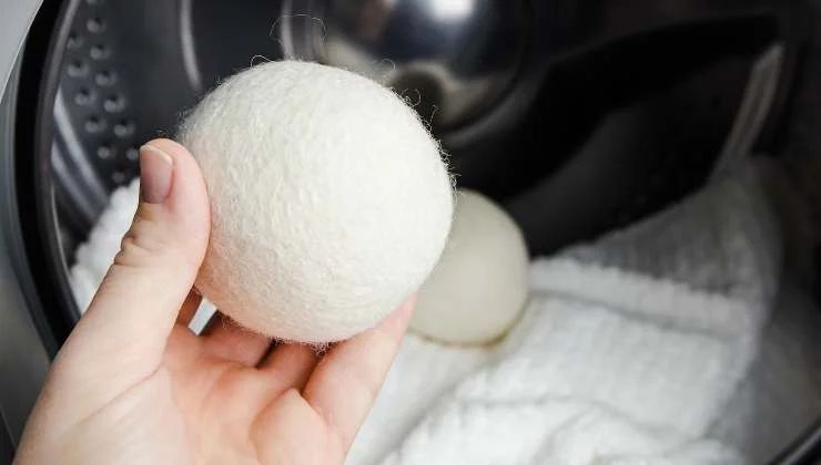 Il trucco della pallina di lana per evitare di stirare