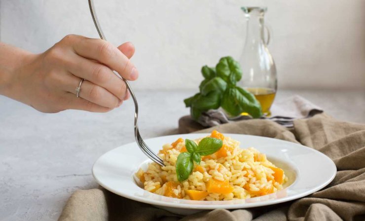 Galateo a tavola: l'arte di scegliere tra forchetta e cucchiaio con il risotto