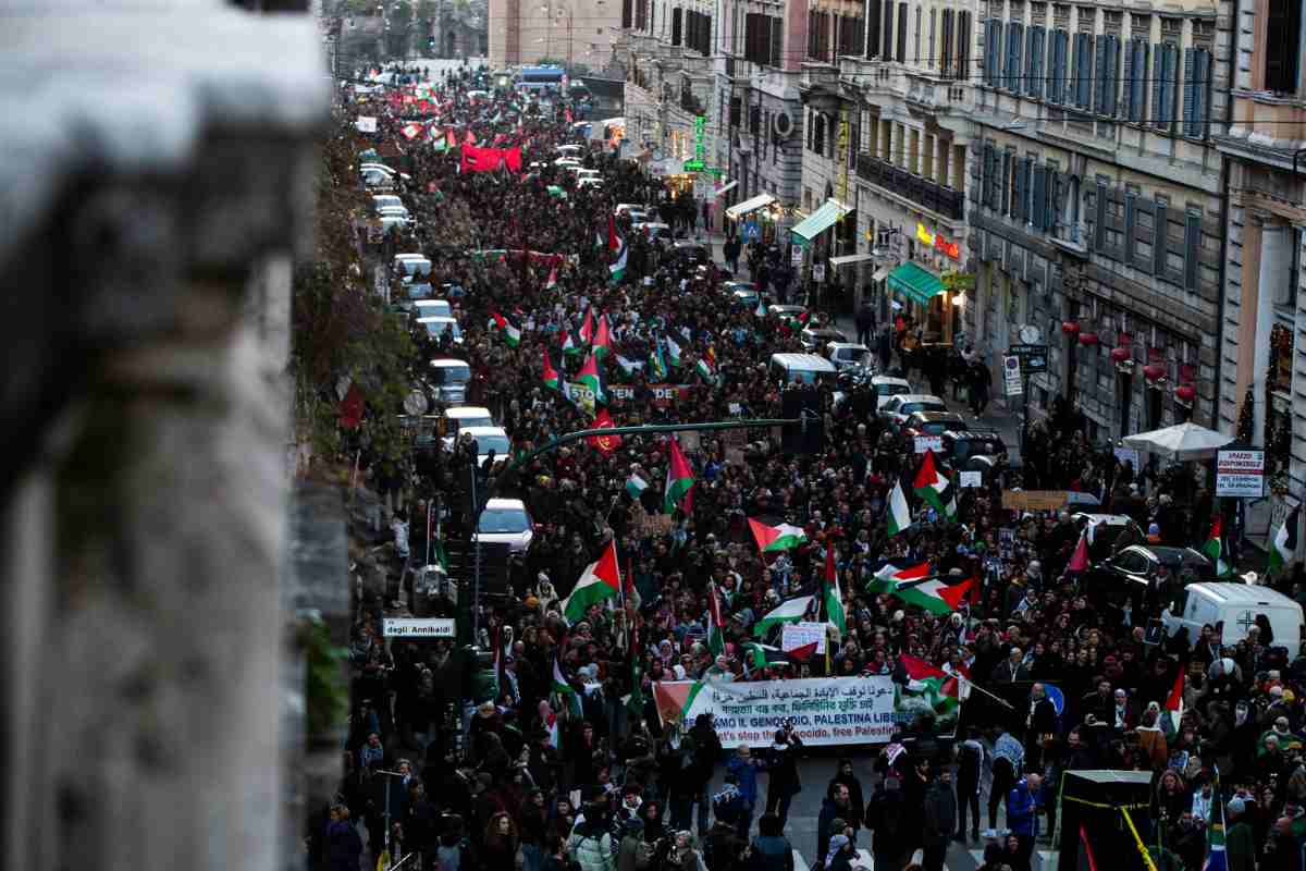 Stop al genocidio a Gaza, centinaia di persone in piazza a Roma