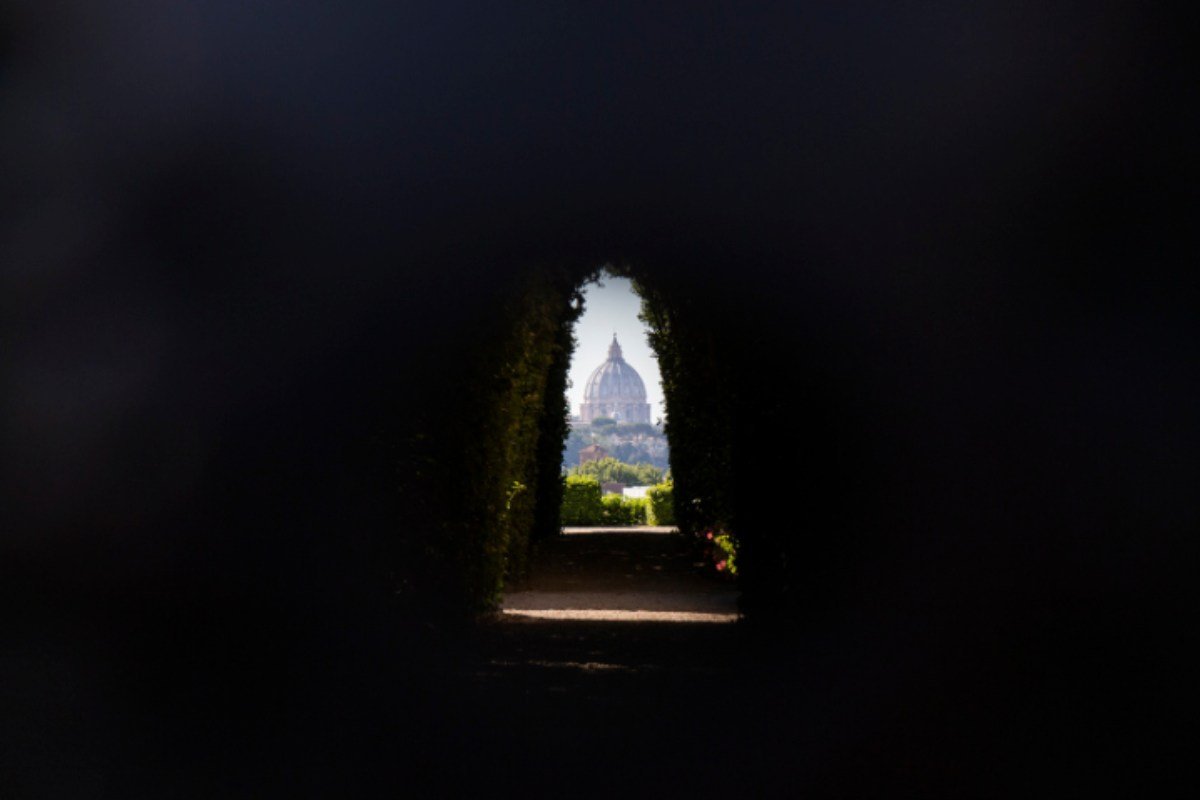 Un buco della serratura che apre scenari immaginari a Roma