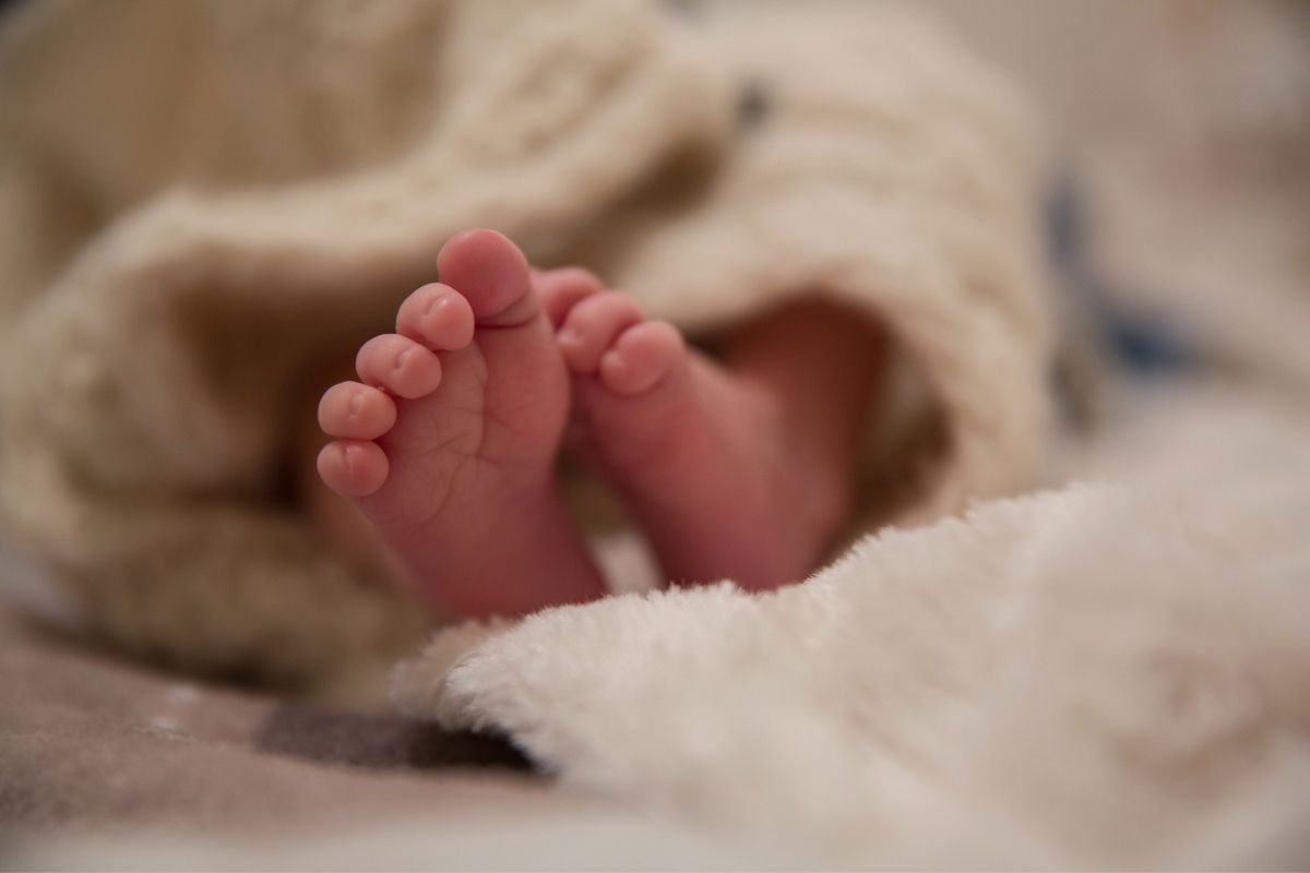 Aprilia, neonato abbandonato davanti all'ospedale: sta bene e cerca una famiglia