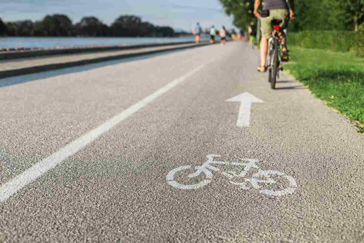 "Il Comune non lo fa, quindi lo facciamo noi": i ciclo-attivisti sistemano la pista ciclabile di Porta San Lorenzo