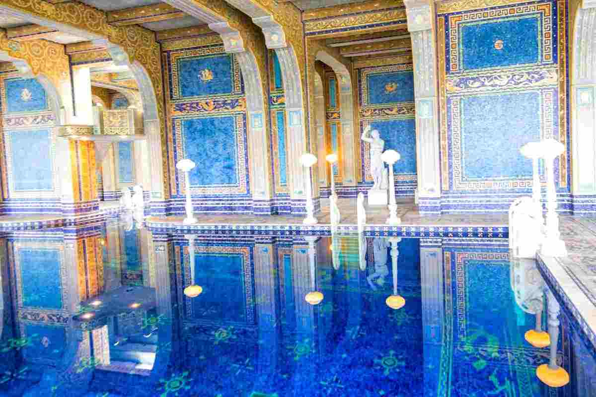 La piscina all'interno del Castello di Hearst : dove si trova e cosa c'entra l'Antica Roma