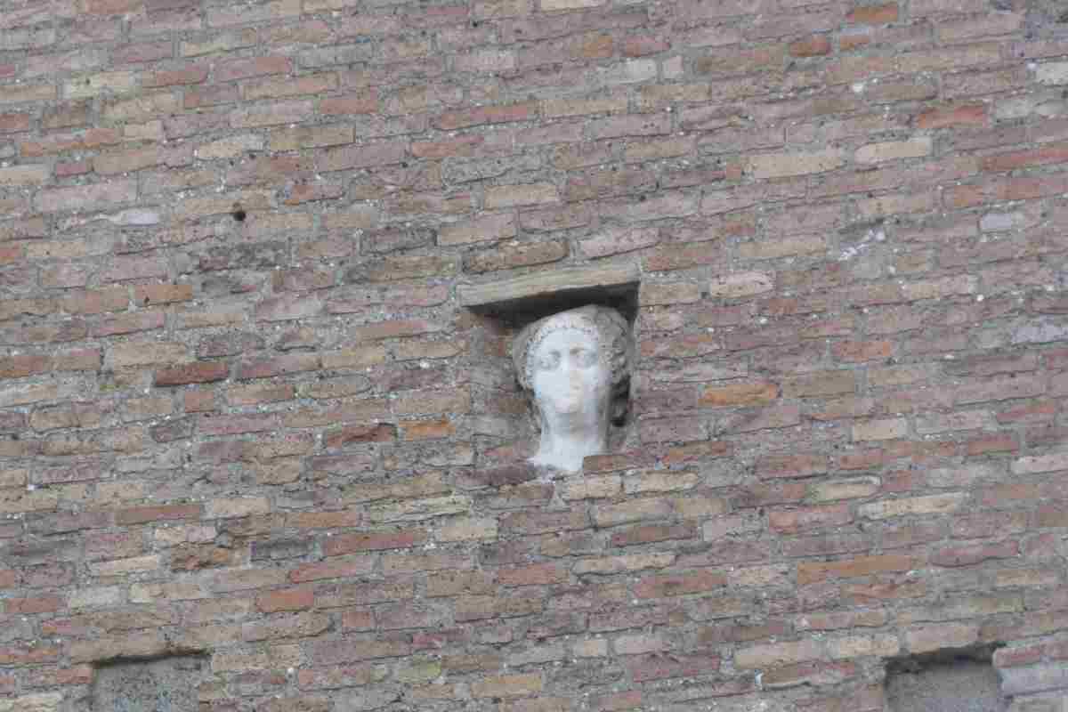 Roma, testa incastonata su una torre. Ma chi è?