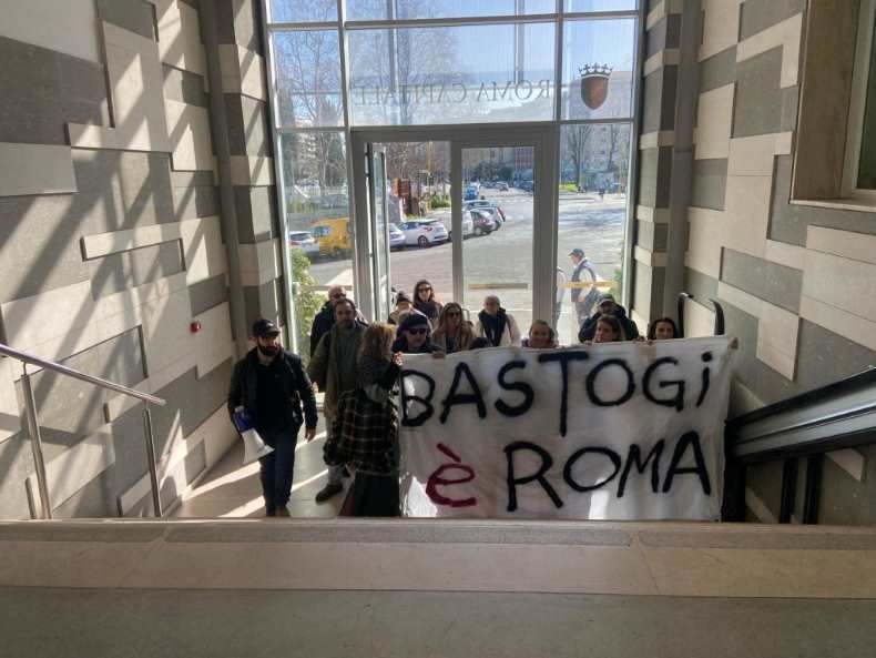 I residenti del residence Bastogi, dimenticati da decenni, chiedono interventi immediati per mettere in sicurezza i propri alloggi-Come ha gridato la squadra del quartiere, anche Bastogi è Roma.