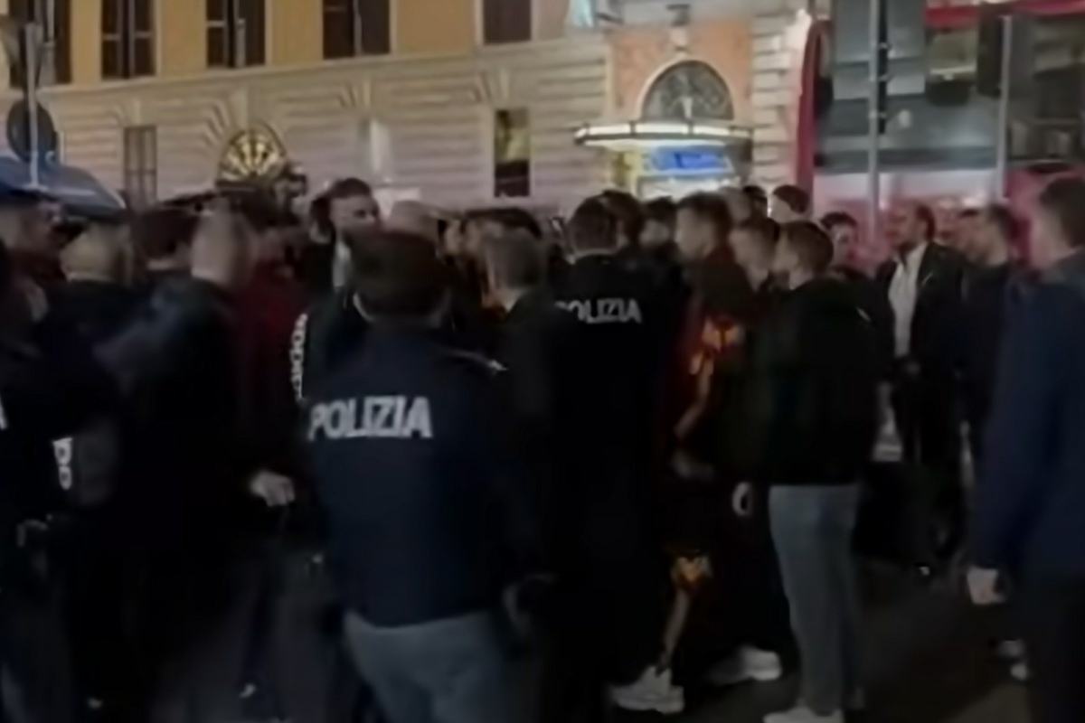 Tifosi a Termini e il confronto con la squadra