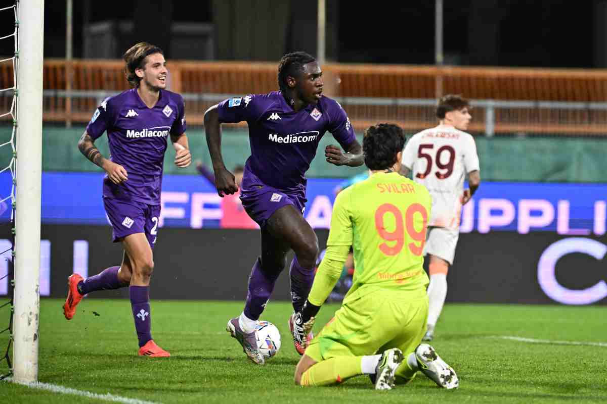 Roma, i tifosi aspettano la squadra a Termini: contestazione e confronto nella notte