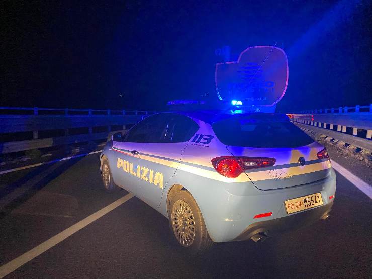 Auto Polizia con lampeggianti accesi