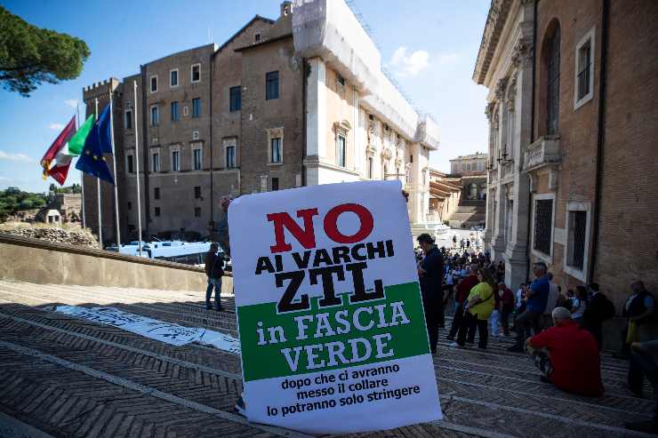 Proteste anti Ztl fascia verde al Campidoglio