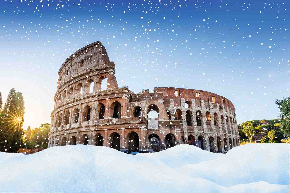 Il Colosseo, monumento storico di Roma, ricoperto di neve