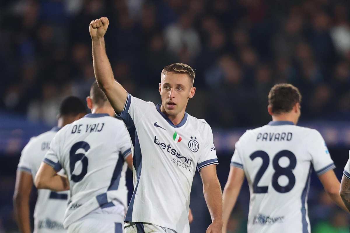 Davide Frattesi centrocampista dell'Inter che esulta dopo un gol