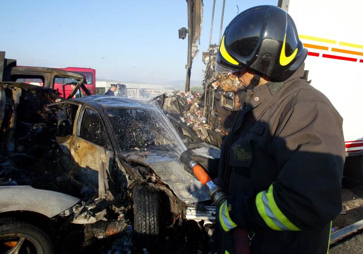 Incidente stradale pompiere spegne incendio auto