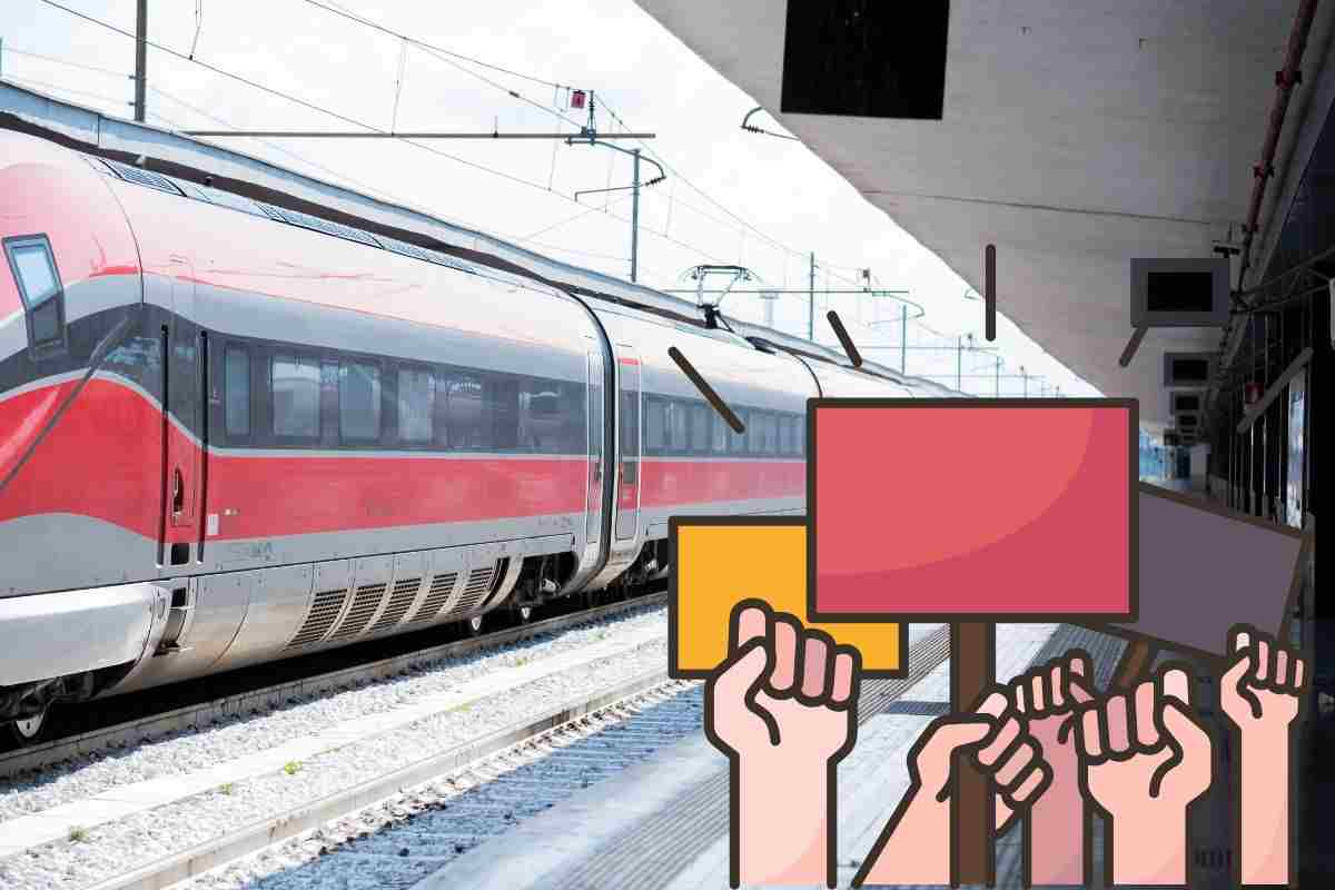 treno fermo alla stazione con dei cartelli che annunciano lo sciopero