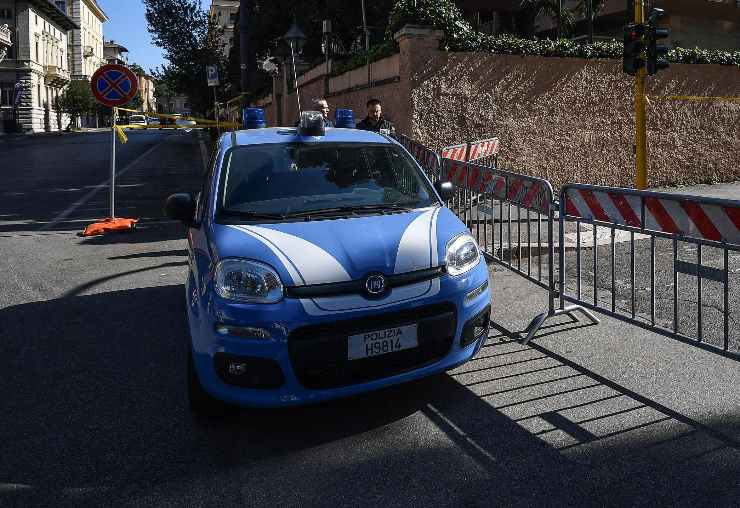 Strada chiusa ed auto della Polizia davanti le transenne