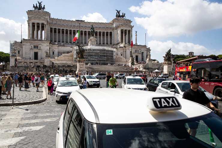 Taxi Roma per strada