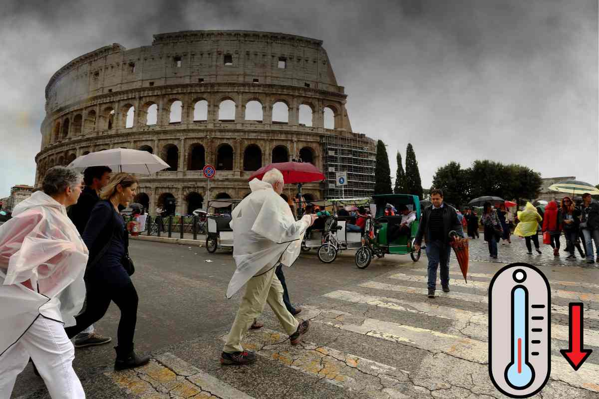 Turisti e cittadini con ombrello al Colosseo