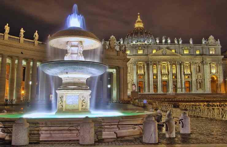 la piazza e la fontana davanti a san pietro