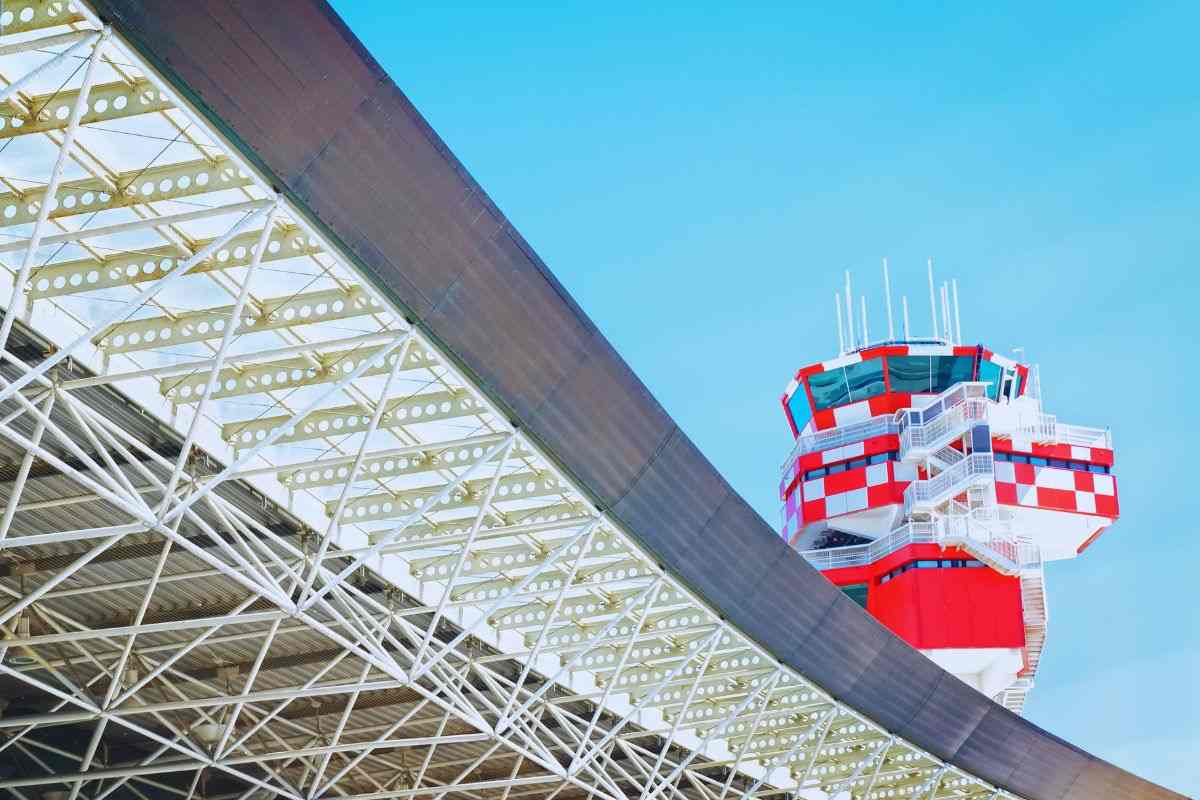 la torre dell'aeroporto di roma con la sopraelevata