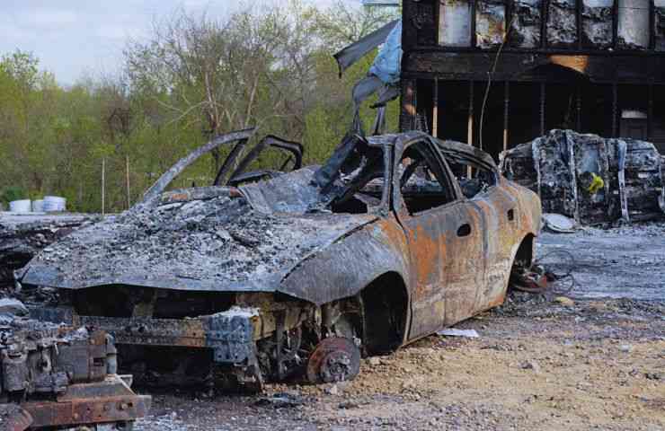 un'auto bruciata nella terra