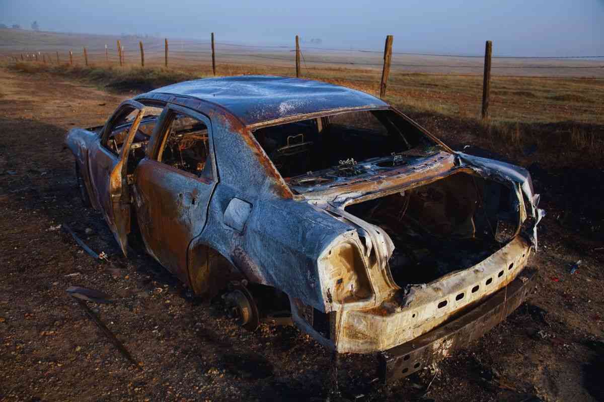 un'auto bruciata nella terra