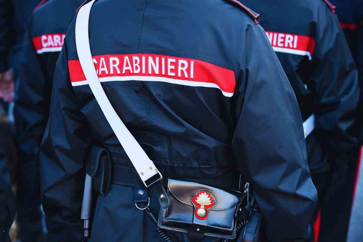 degli agenti dei carabinieri di spalle