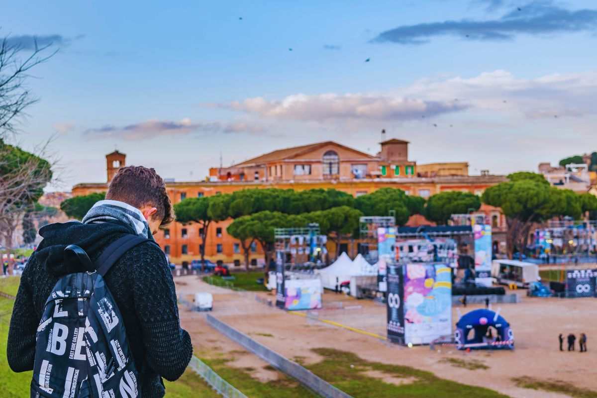 il circo massimo e un ragazzo che guarda