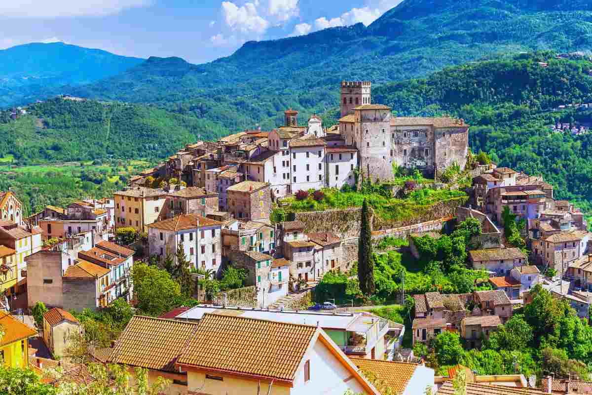 un paesino nel lazio arroccato tra le montagne